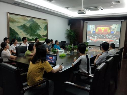 2017080912022589606 置业公司组织员工收看建军90周年大会