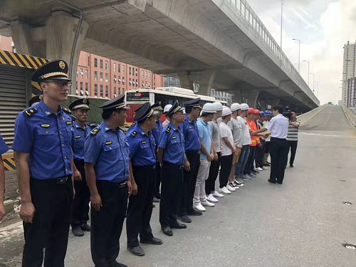 15650581709963713 高温慰问送关切 情系一线共坚守 ——市委副书记刘烁探望慰问洪都大路综合立面刷新工程一线干部职工